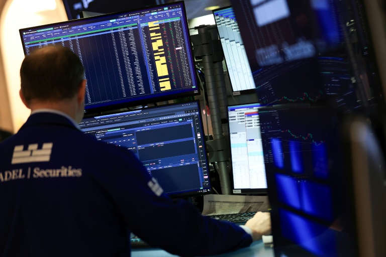 Wall Street sur la retenue avant de nouveaux résultats