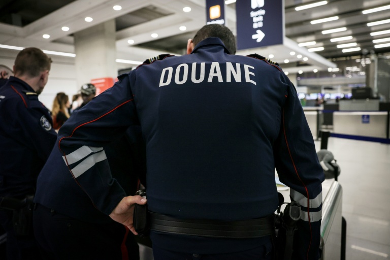 Arrêté à Roissy avec 1,2 kg de cocaïne dans ses chaussons, un Colombien incarcéré