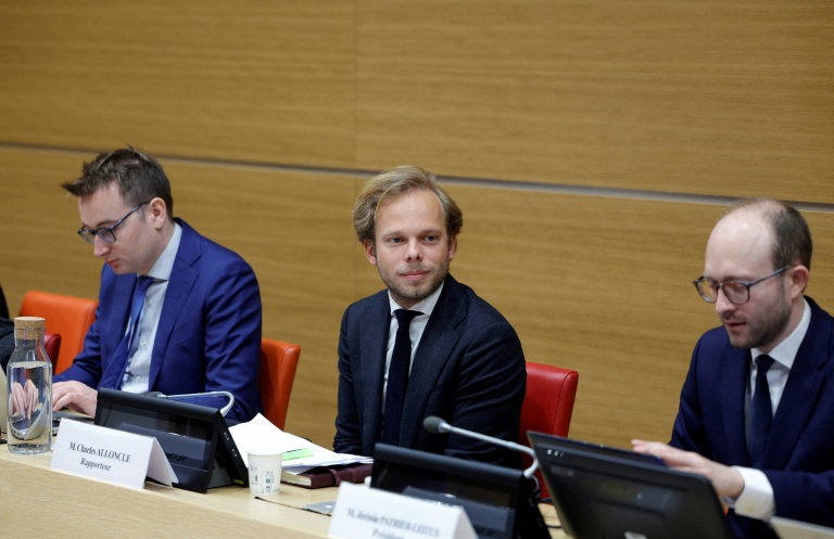 Alloncle pointe un audiovisuel public en 