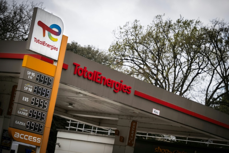 Carburant: TotalEnergies menace d'arrêter son plafonnement en cas de taxe sur les 