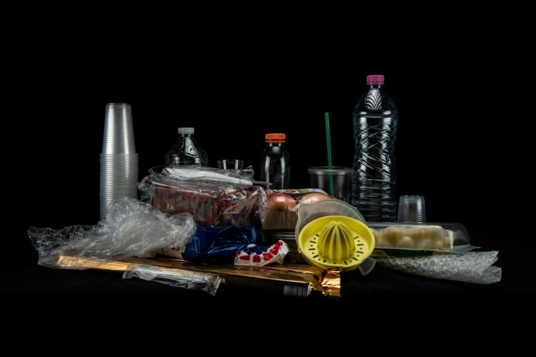Bouteilles, fruits et légumes emballés... le plastique toujours 