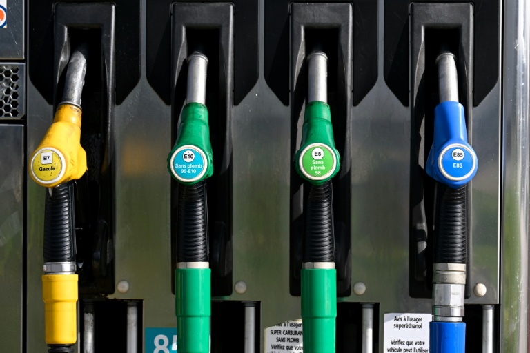Les prix de l'essence à un record, le gouvernement tente de rassurer le secteur aérien