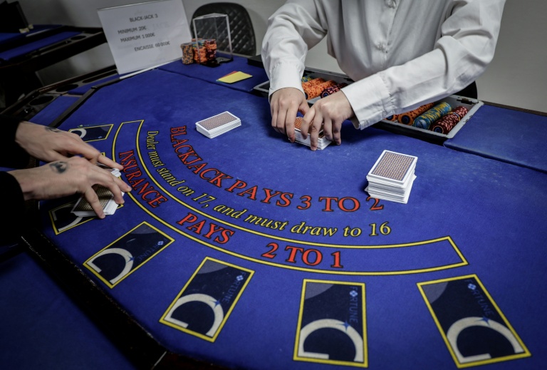 Les croupiers fin prêts pour l'ouverture mardi du plus grand club de jeux parisien