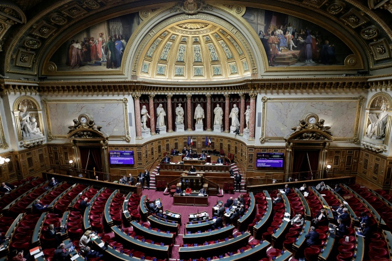 Œuvres pillées durant la colonisation: après des années d'attente, ultime étape au Parlement français