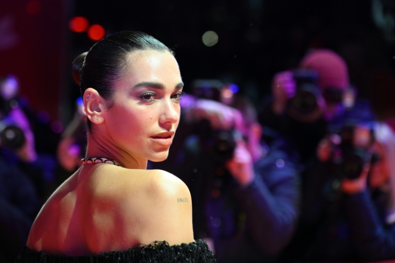 Dua Lipa attaque Samsung aux Etats-Unis pour utilisation indue de son image