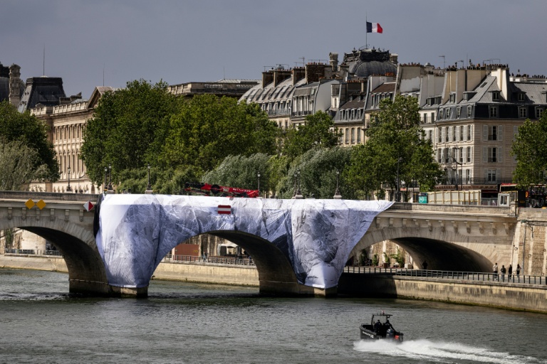 A Paris, l'artiste JR lance la transformation du Pont Neuf en 