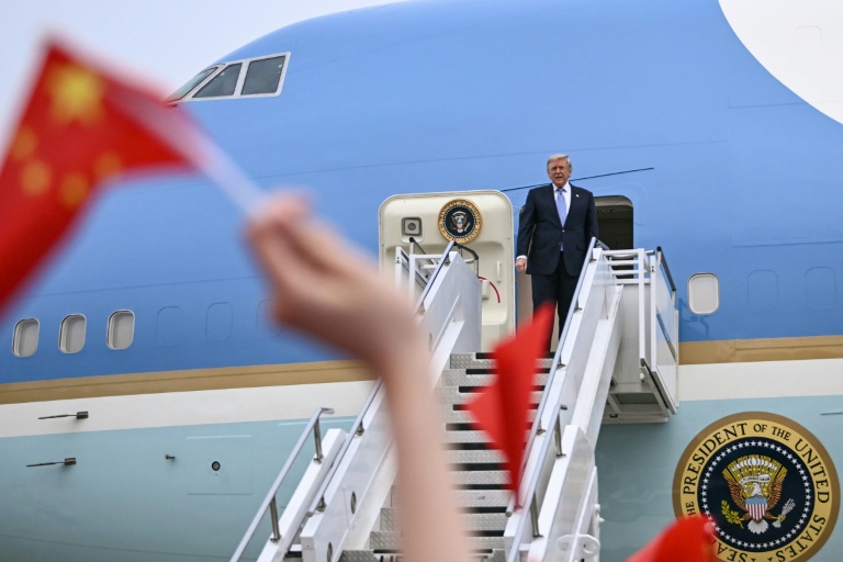 Trump quitte la Chine en revendiquant des accords commerciaux 