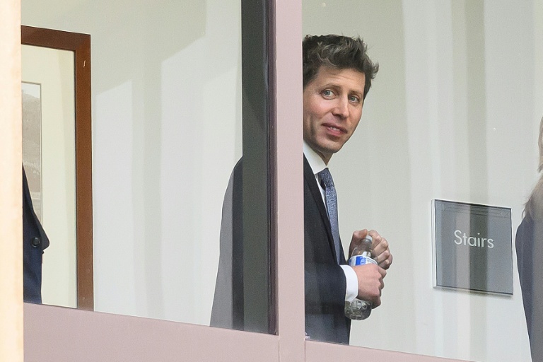Procès OpenAI: Musk absent, Altman au premier rang pour les plaidoiries finales