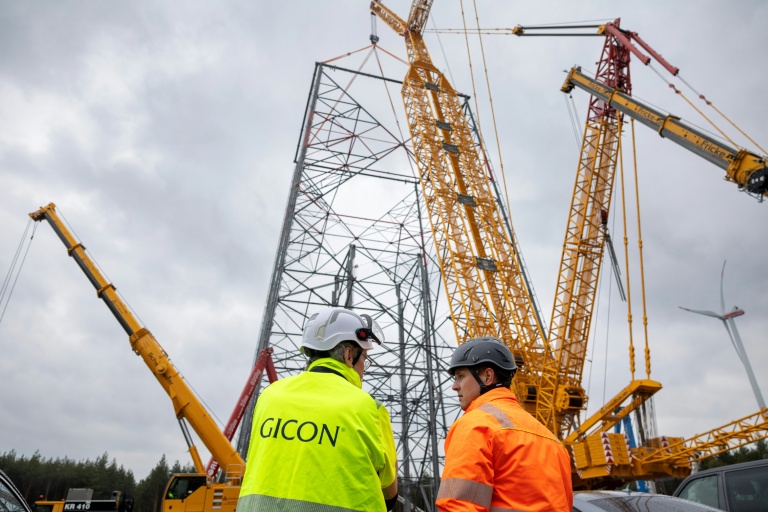 Dans l'est de Allemagne, une gigantesque éolienne et le vent contraire de l'extrême droite