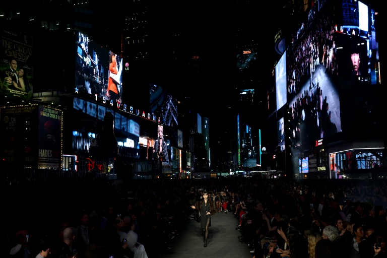 A New York, Gucci investit Times Square pour un défilé croisière