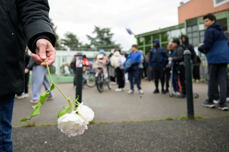 Adolescent tué à Nantes: devant son collège, des élèves 