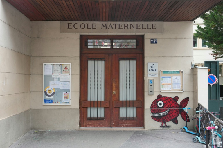 Violences dans le périscolaire: coup de filet dans une école parisienne, 16 gardes à vue