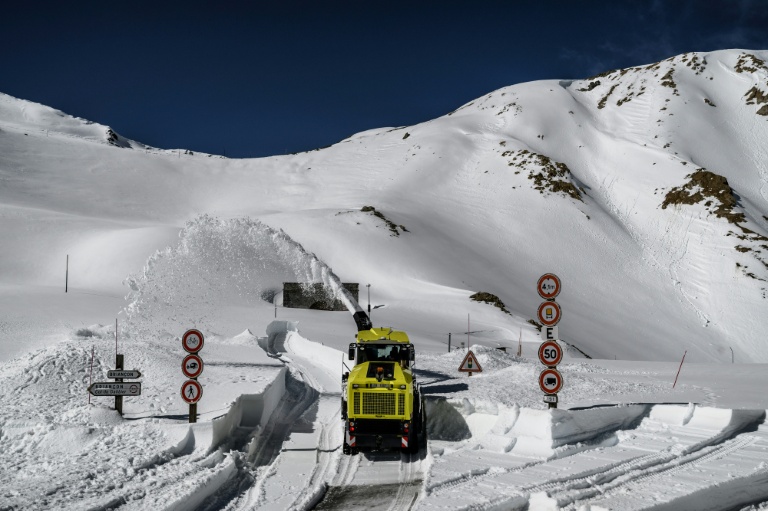 Le ballet des fraises à neige pour rouvrir le col du Galibier