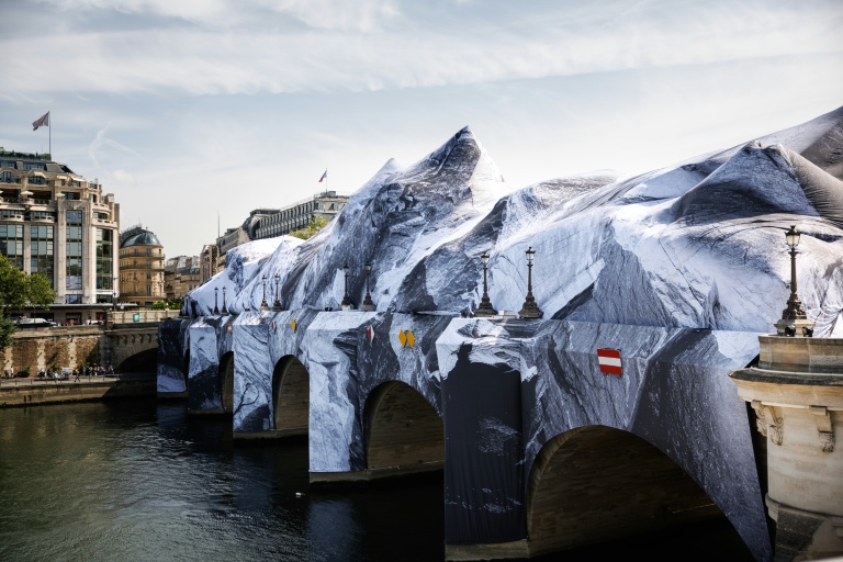 Le Pont Neuf de Paris transformé par l'artiste JR