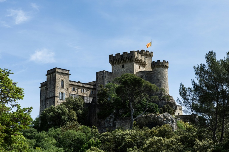 En Provence, un château millénaire transformé en parc d'attractions sème la discorde