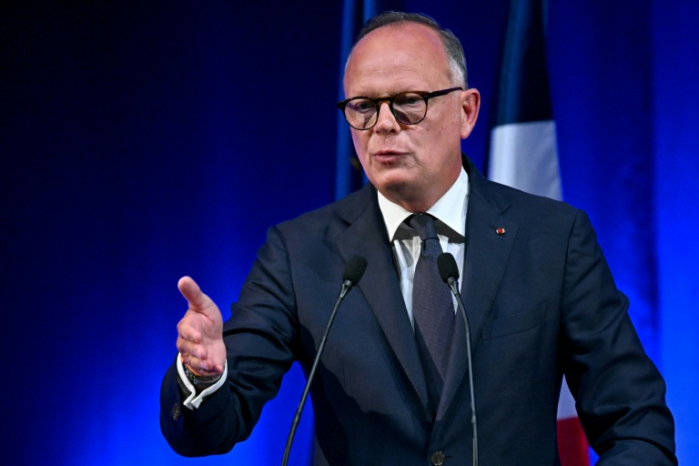 Présidentielle: derrière le RN, l'écart entre Philippe et Mélenchon se resserre, selon un sondage
