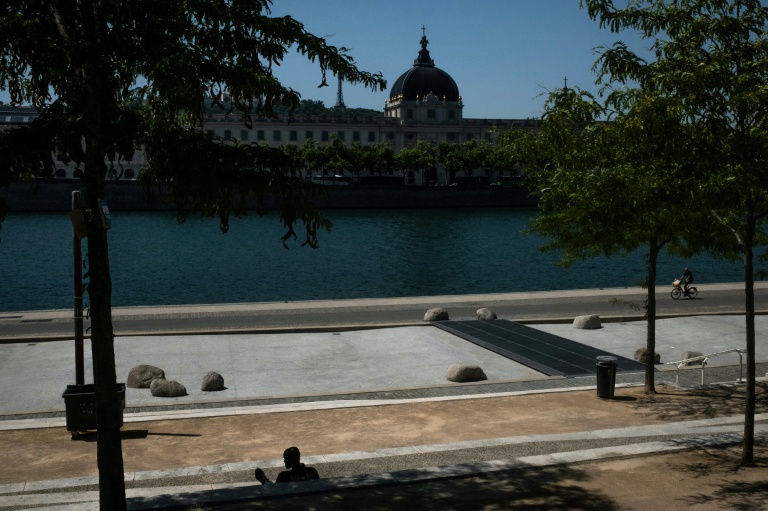 La vague de chaleur se renforce mardi, avec un épisode caniculaire inédit dans l'ouest