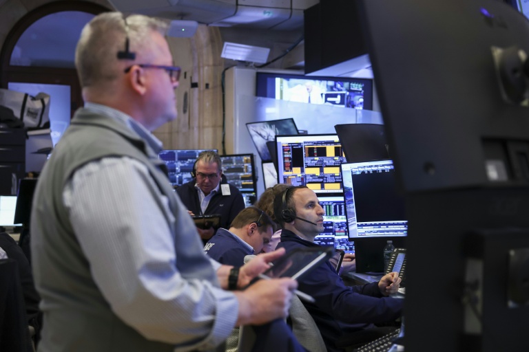 Wall Street clôture globalement en hausse, records du Nasdaq et du S&P 500