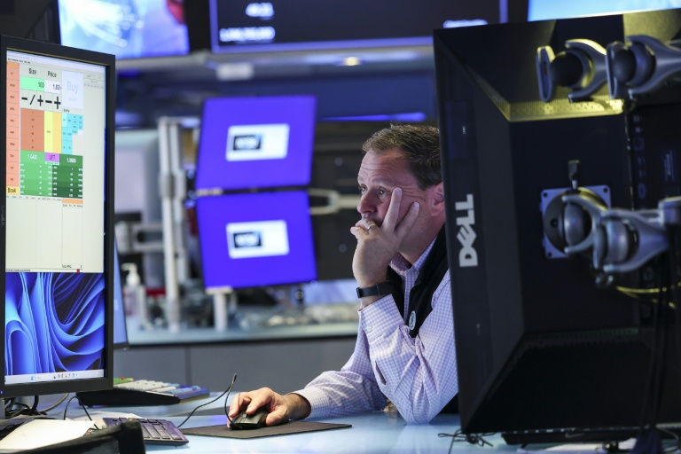 Wall Street termine sur un record mais ralentit la cadence