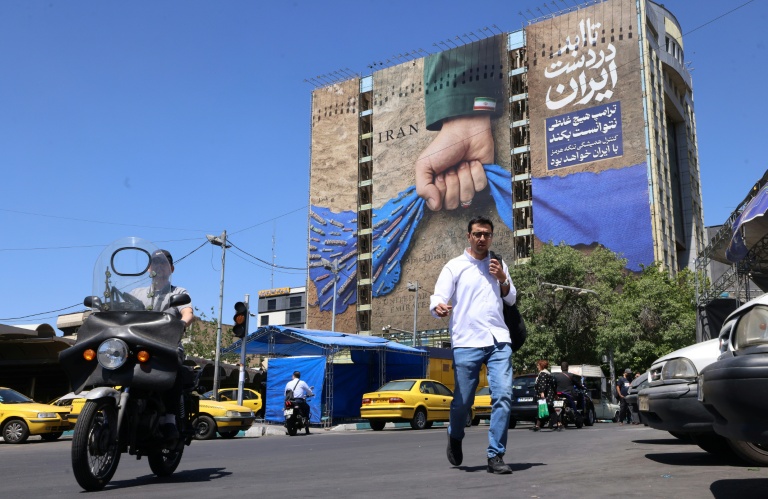 Les Etats-Unis frappent l'Iran qui réplique en visant une base américaine