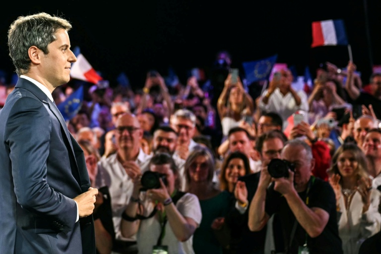Présidentielle: en meeting, Attal vante sa 