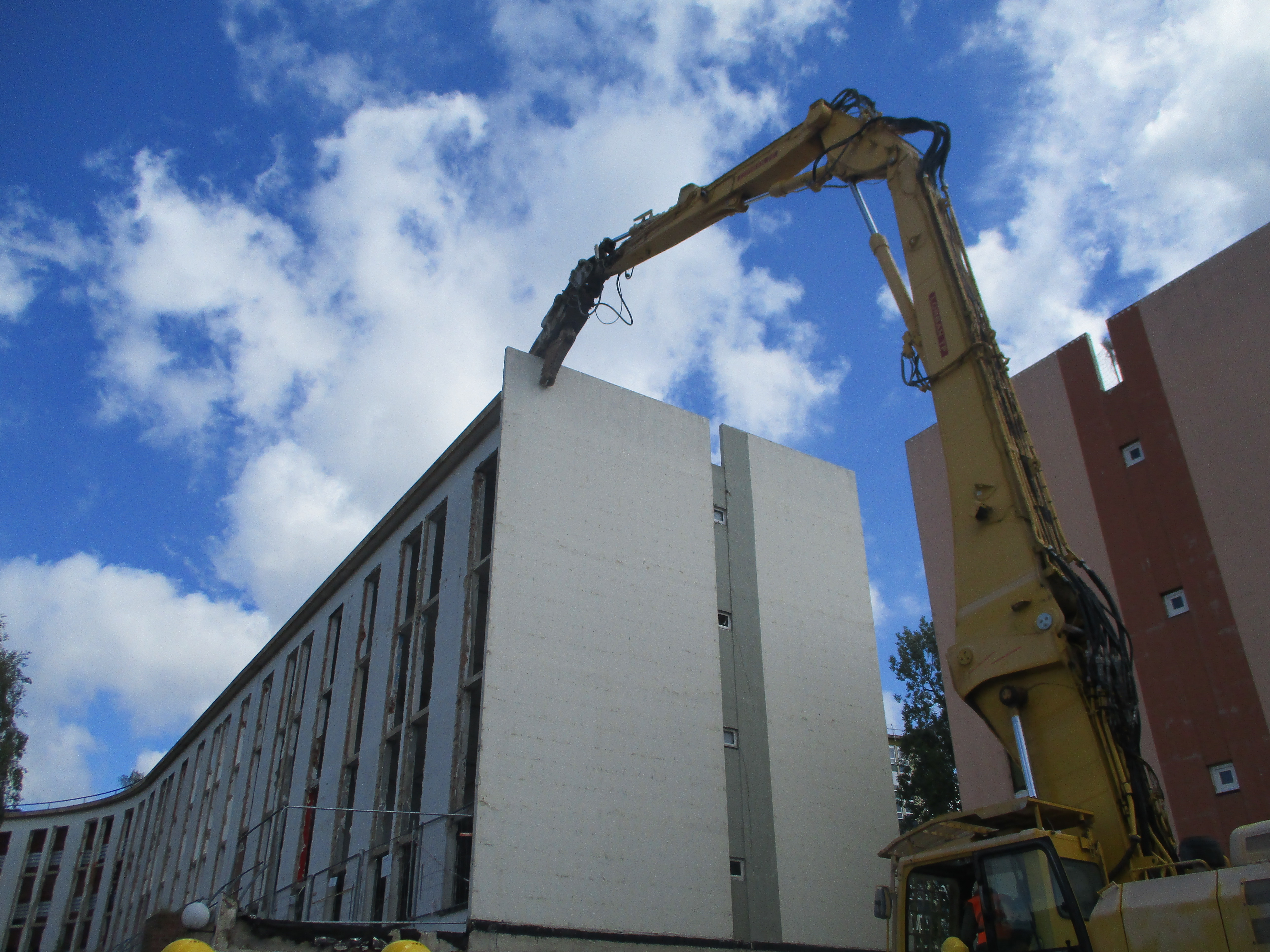 Saint-Quentin : la tour Calmette en cours de démolition marque la transformation du quartier Europe