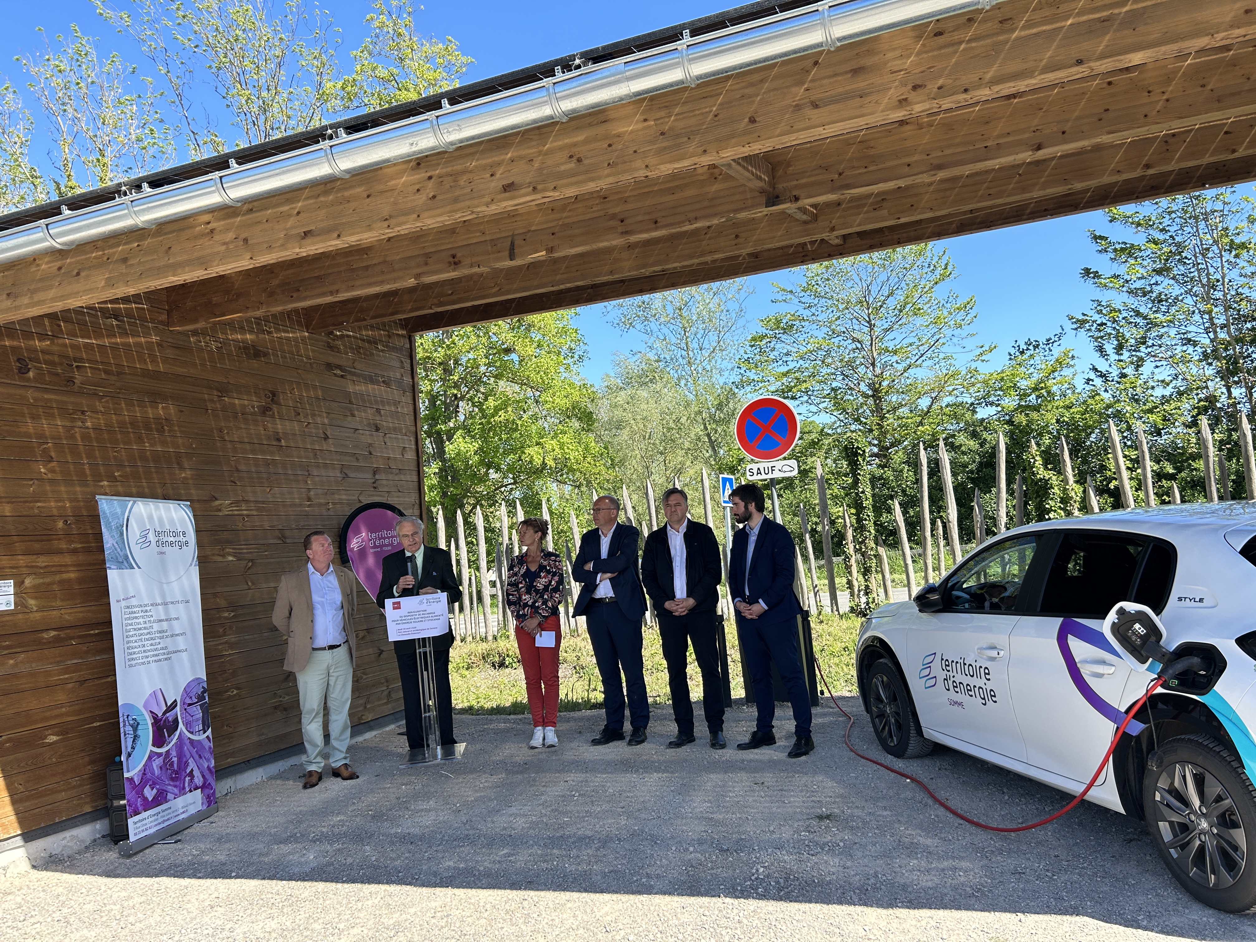 Territoire d’Energie Somme installe une ombrière photovoltaïque à Samara