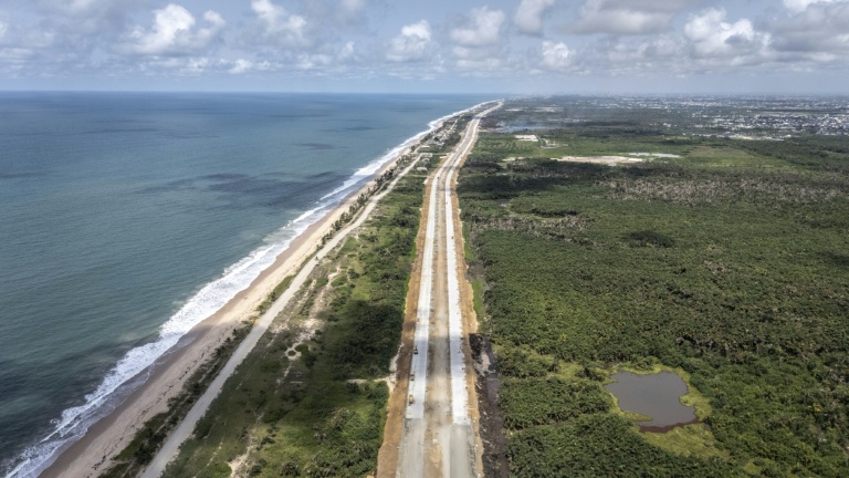 Au Nigeria, la méga-autoroute littorale, la montée des eaux et la destruction des forêts