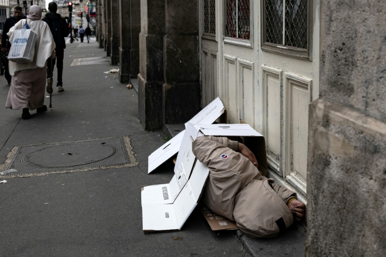 Au moins 929 personnes mortes 