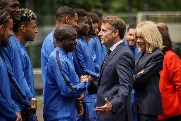 Macron s'est rendu à Clairefontaine pour encourager les Bleus avant le Mondial