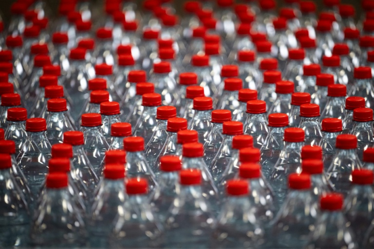 Consigne sur les bouteilles plastiques: élus et associations font bloc contre le 