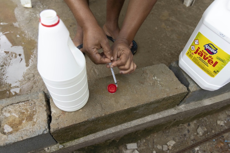 Dans les quartiers informels de Guyane, l'eau de Javel pour rendre l'eau potable