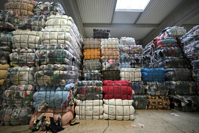 Des bornes de collecte textile et des emplois supprimés : la filière à bout de souffle