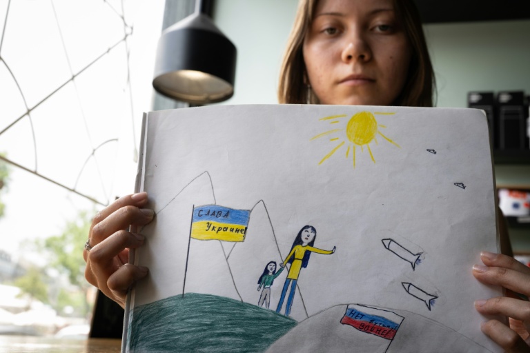 Un dessin, la prison et l'exil: un père et sa fille défient Poutine et sa guerre