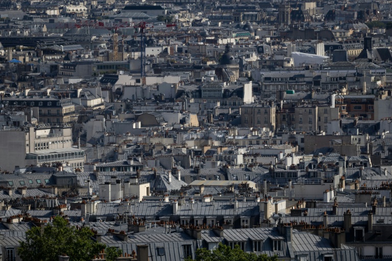 Sous le zinc, la fournaise: à Paris, le casse-tête du rafraîchissement des toits