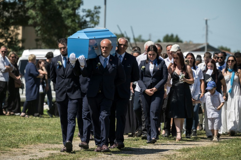 Fleurance accompagne Lyhanna jusqu'à sa dernière demeure