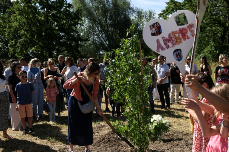 Val-d'Oise: hommage aux victimes d'un féminicide et d'un double meurtre d'enfants