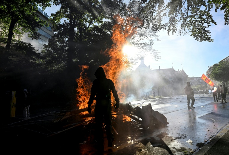 Multiples affrontements entre manifestants anti-G7 et police à Genève (journalistes AFP)