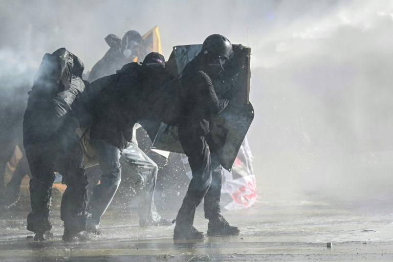 Slogans, touffeur et gaz lacrymogènes à Genève à la veille du G7 d'Evian