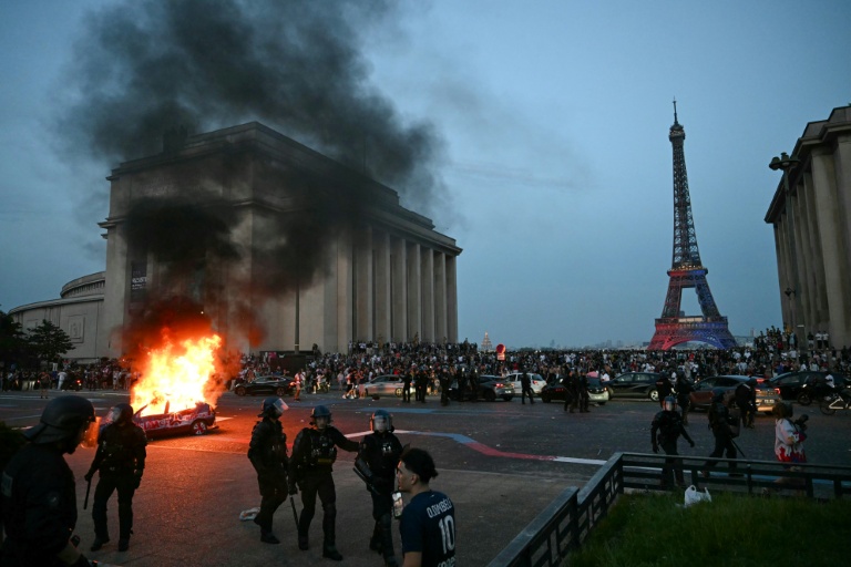 Violences après la victoire du PSG: un projet de loi présenté en juillet, annonce Lecornu