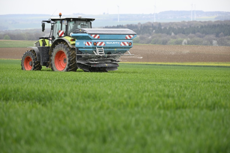 Loi d'urgence agricole: le Sénat rouvre le débat sur la réintroduction de pesticides interdits