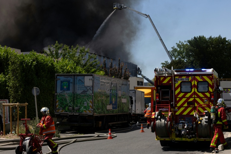 Les pompiers combattent l'incendie d'un entrepôt près de Paris, pas de victime