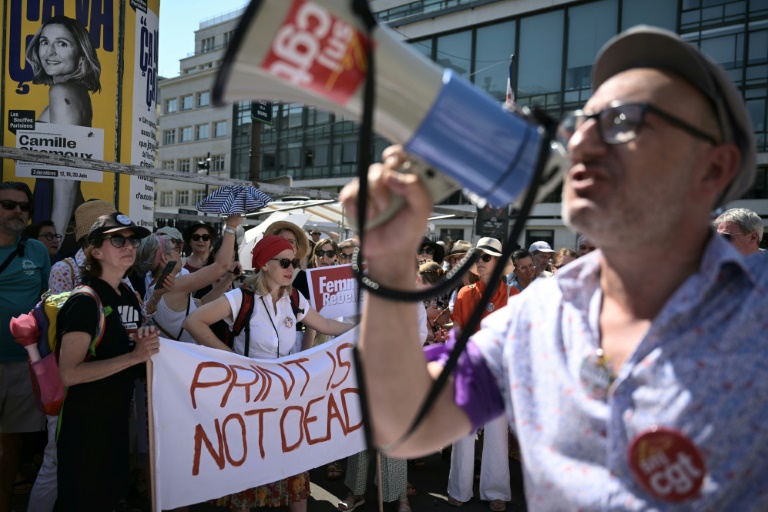 En pleine crise existentielle, les métiers de la presse manifestent à Paris