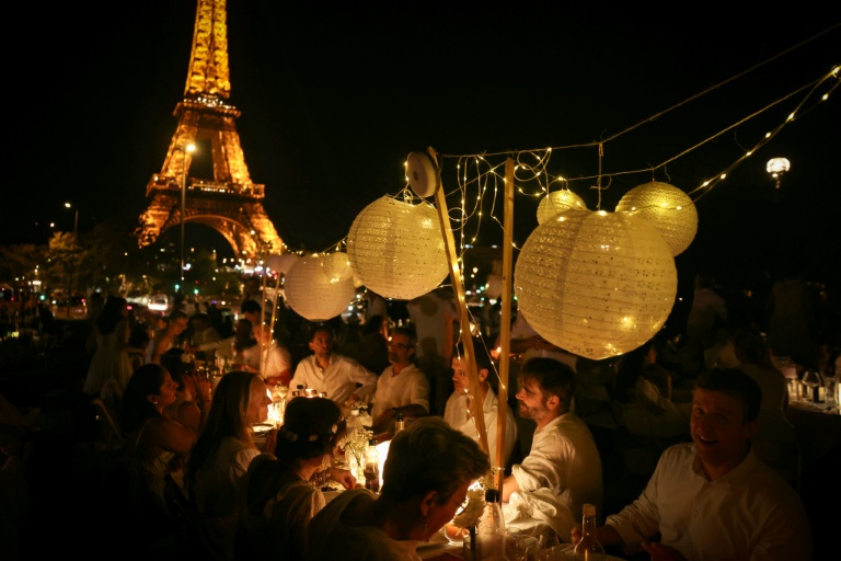 Des dîneurs en blanc sous la Tour Eiffel