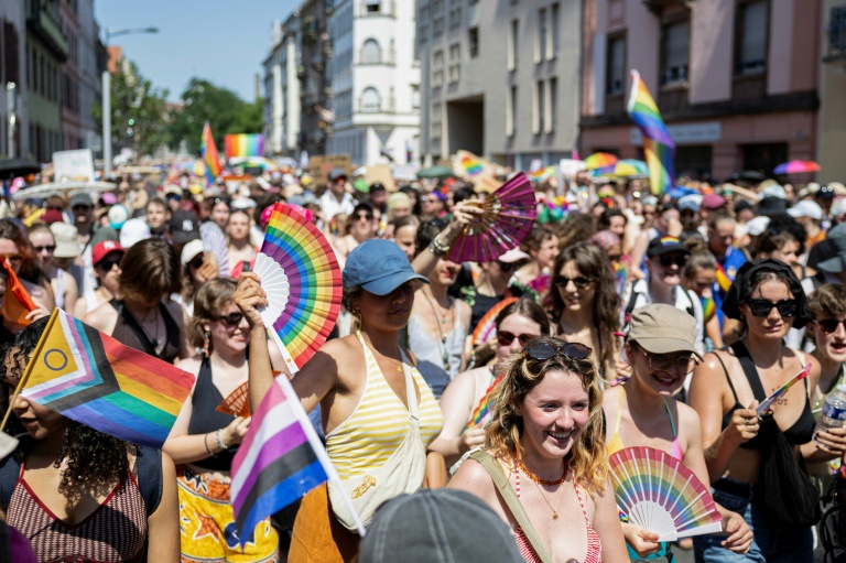 Strasbourg: des milliers de personnes bravent la canicule pour les droits des LGBT+