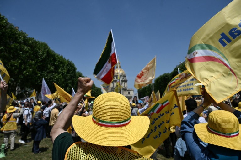 Des manifestants contre la répression en Iran bravent une interdiction de rassemblement à Paris