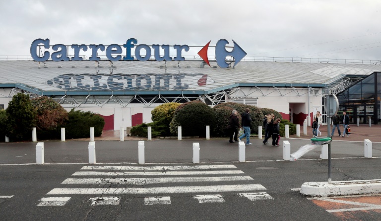 Action de L214 dans un hypermarché Carrefour contre l'élevage intensif