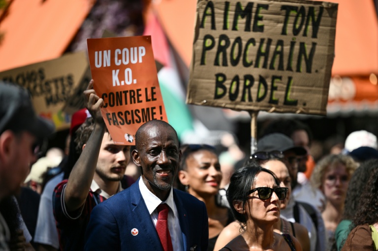 Quelques milliers de personnes manifestent contre le racisme à Paris, à l'appel de LFI