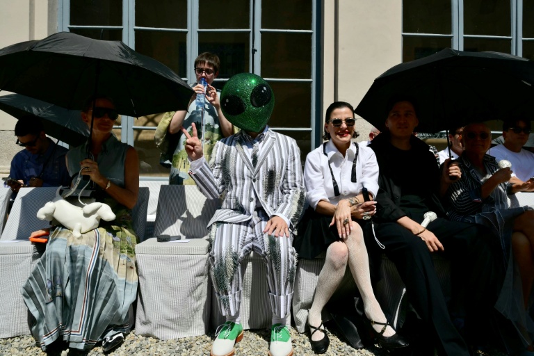 Thom Browne propose des shorts et des jupes aux hommes de la canicule