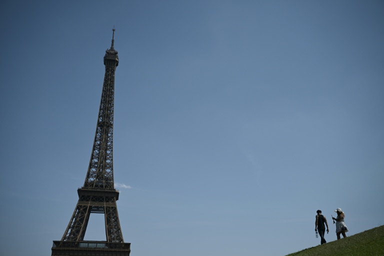 Canicule: la tour Eiffel et Le Louvre ferment plus tôt